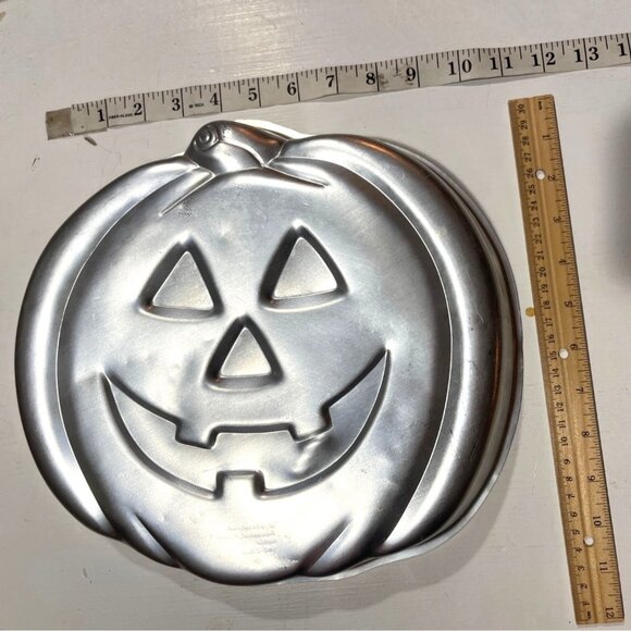 Vintage Wilton Aluminum Jack-O-Lantern Pumpkin Cake Pan Halloween Baking Mold - Picture 3 of 3